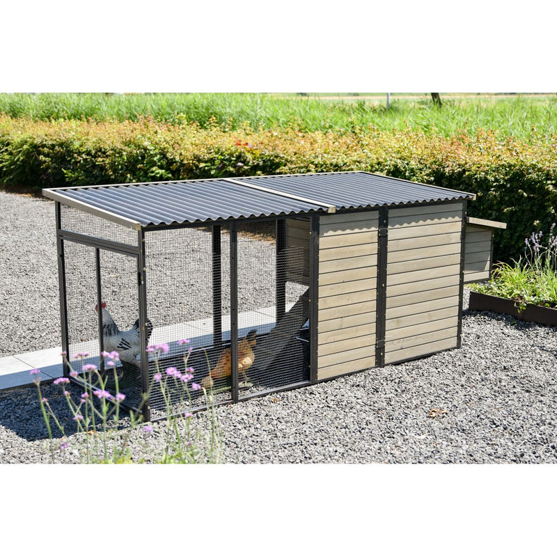 Hühnerstall mit Drahtgitterfront, Holzverkleidung und Wellblech-Dach auf Kiesboden im Garten; mehrere Hühner im Gehege