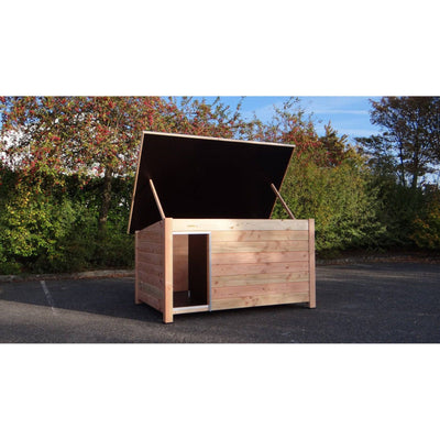 Naturholz-Hundehütte mit geöffnetem Klappdeckel, seitlicher Eingangsöffnung, steht auf Asphalt vor Bäumen.