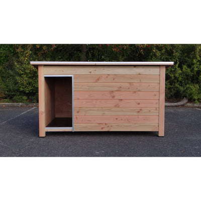 Holzschuppen aus Naturholz mit horizontalen Brettern, linke Seite mit offener Tür, steht auf Asphalt vor grünem Buschwerk.