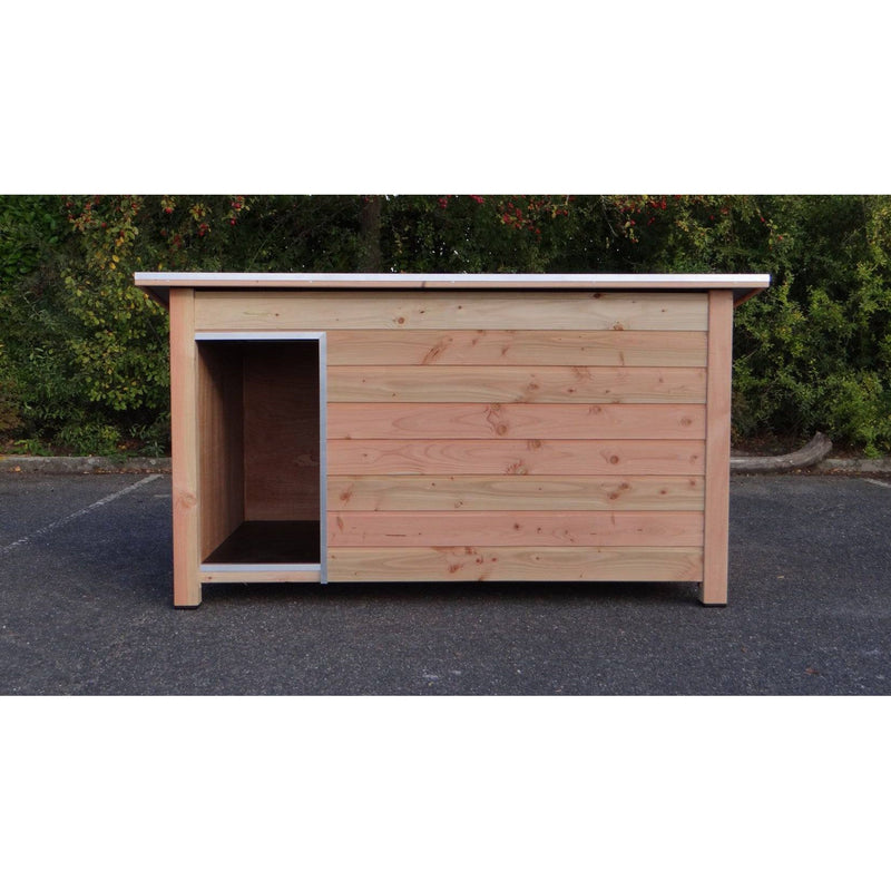 Holzschuppen aus Naturholz mit horizontalen Brettern, linke Seite mit offener Tür, steht auf Asphalt vor grünem Buschwerk.