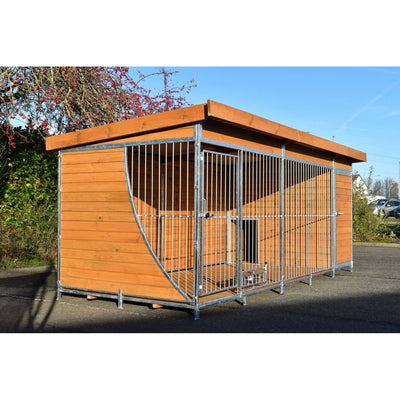 Grosses Hundezwinger aus Holzplatten mit Metallrahmen und Gitterstäben im Aussenbereich, rechteckig auf Asphalt.