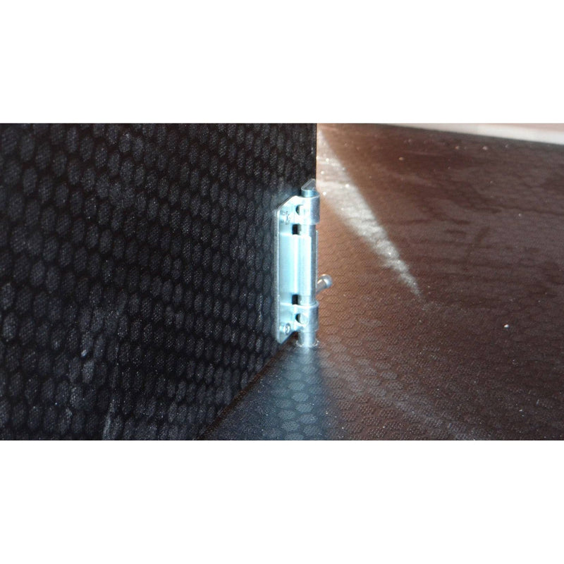 Nahaufnahme eines Metall-Scharniers an der Kante einer schwarzen geprägten Möbelplatte, daneben eine braune Platte.