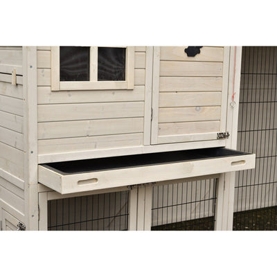 Hellholz-Hühnerstall mit kleinem Fenster, ausziehbarer Frontschublade und Drahtgitter-Unterbau.