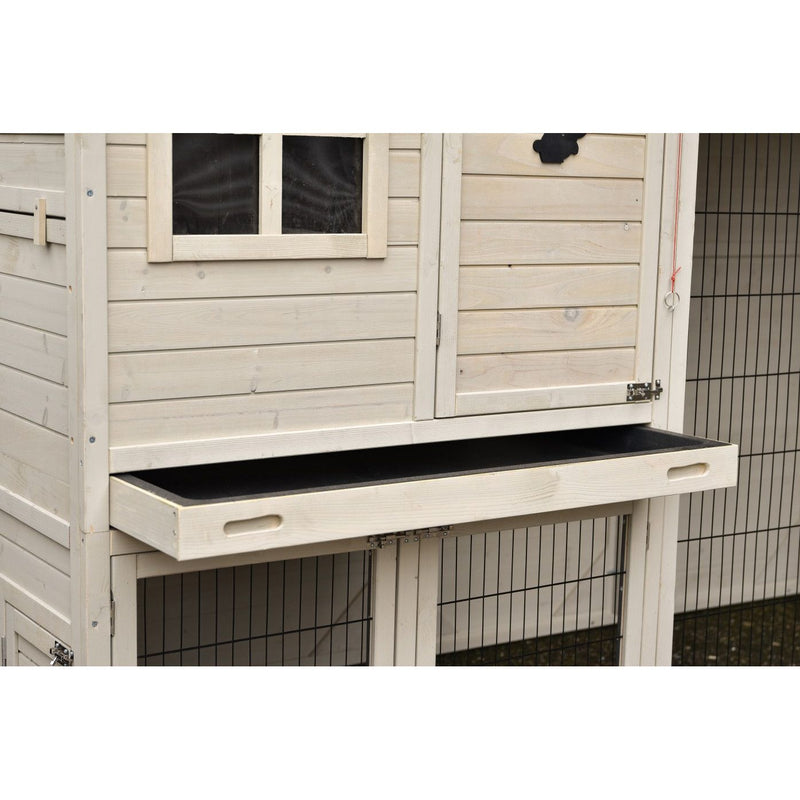 Hellholz-Hühnerstall mit kleinem Fenster, ausziehbarer Frontschublade und Drahtgitter-Unterbau.