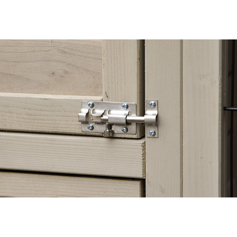 Nahaufnahme einer silbernen Türverriegelung (Sicherheitsbolzen) an einer hellbeigen Holzaussentür, sichtbar montiert mit Schraubenplatten.