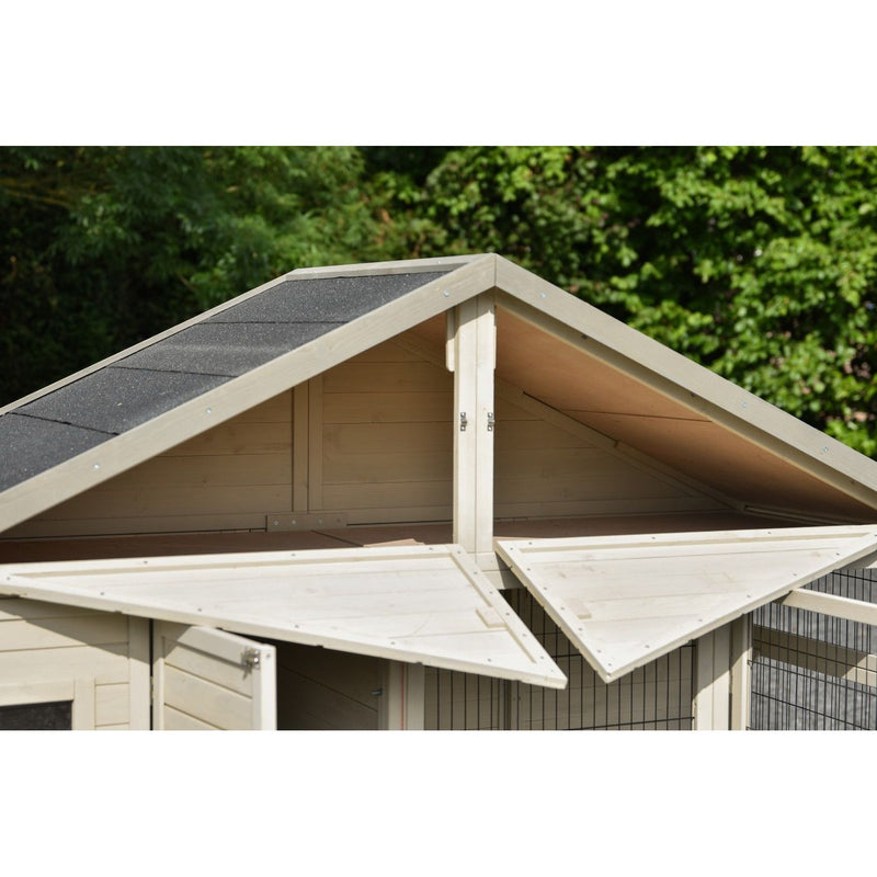 Holz-Hühnerstall mit schrägem Dach, zwei ausklappbaren Türen und Drahtzaun im Hintergrund.