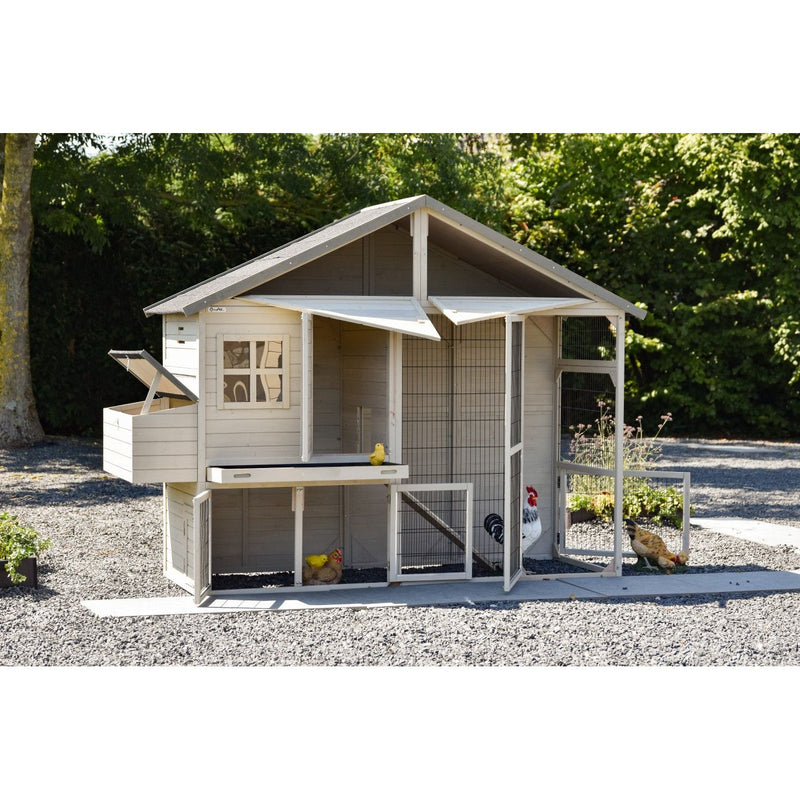 Holz-Hühnerstall mit Freilaufgehege aus Drahtgitter, offene Türen, mehrere Hühner im Gehege auf Kiesboden im Garten.