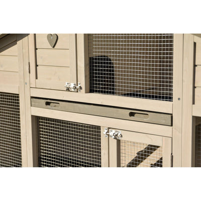 Mehrstöckiger Holzkaninchenstall mit Drahtgitter, geöffneter Tür, Herz-Deko am Seitenbrett und Metallriegeln.