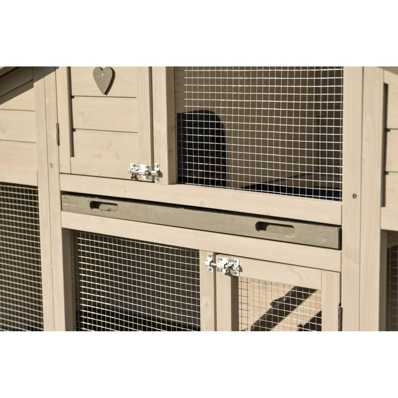 Mehrstöckiger Holzkaninchenstall mit Drahtgitter, geöffneter Tür, Herz-Deko am Seitenbrett und Metallriegeln.