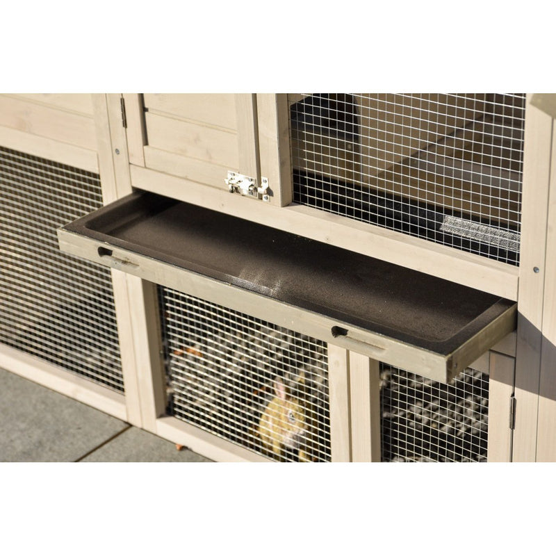 Holz-Hühnerstall mit Drahtgitter, herausziehbare Ablage-Schublade; ein Huhn sichtbar im unteren Fach.