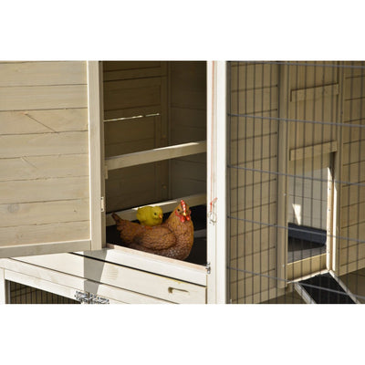 Zwei Hühner im offenen Holzhühnerstall, braune Henne mit rotem Kamm neben gelbem Jungtier, Gehege mit Drahtgitter im Hintergrund.