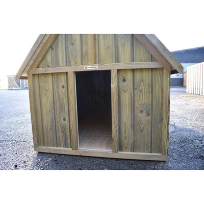 Holz-Hundehütte mit Satteldach und offenem Eingang, steht auf Asphalt im Aussenbereich.