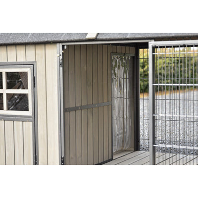 Kleiner Holzhäuschen-Hundezwinger mit offener Tür, links Fenster mit weissem Rahmen, daneben Metallgitterzaun und Kiesweg im Hintergrund.