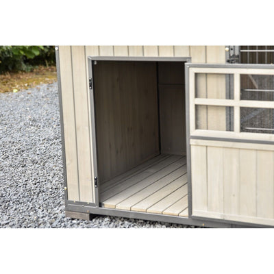 Offener Garten-Schuppen aus hellem Holz, Innenraum sichtbar, Holzdielenboden, steht auf Kies.