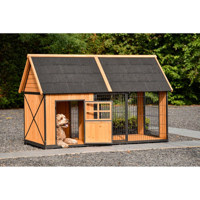 Holz-Hundehütte im Garten mit schwarzem Dach und Gittertüren; hellbrauner Hund liegt im offenen Eingang.