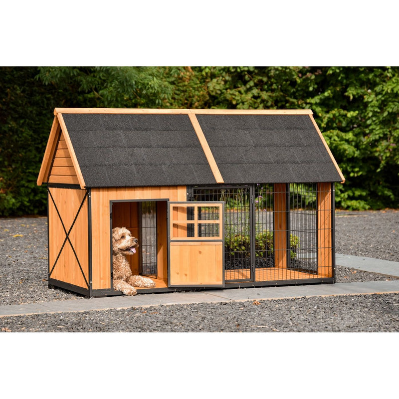 Holz-Hundehütte im Garten mit schwarzem Dach und Gittertüren; hellbrauner Hund liegt im offenen Eingang.