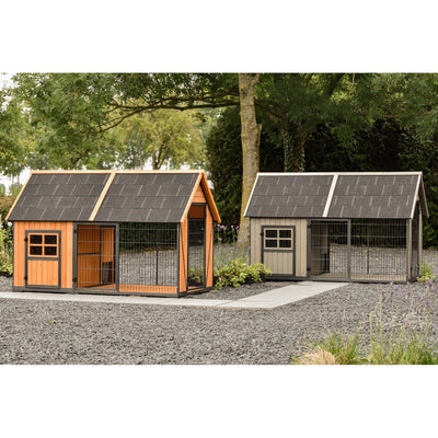 Zwei Hühnerställe im Garten: links orangefarbener Holzstall mit Drahtgehege, rechts grauer Stall mit Drahtgehege; Dächer mit dunklen Platten, Kiesboden und Baum im Hintergrund.