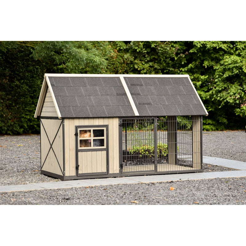 Holz-Hundehütte mit integriertem Drahtgehege, Fenster mit Hund dahinter, Kiesboden und grünem Hintergrund.