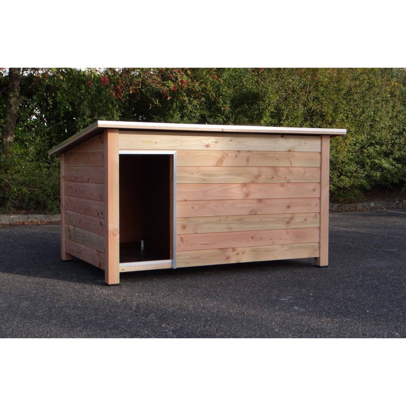 Naturholz-Hundehütte im Garten: rechteckiges Holzhaus mit offener Eingangstür, flaches Dach mit heller Kante, steht auf Asphalt.