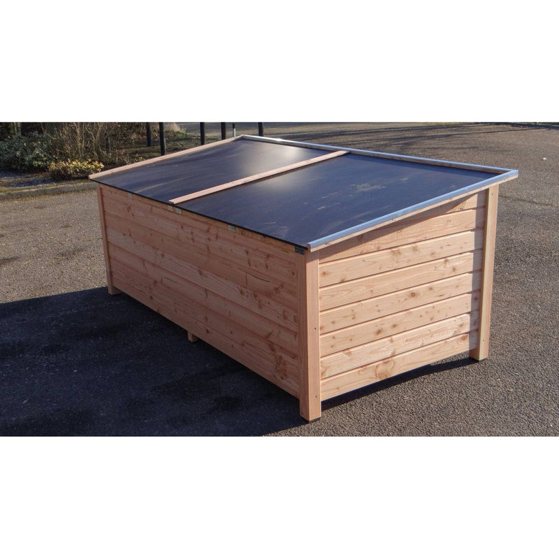 Garten-Aufbewahrungsbox aus naturbelassenem Holz mit Deckel, steht auf einer Asphaltfläche.