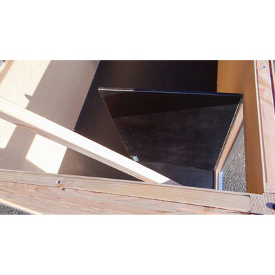 Offene Holzbox mit einer schwarzen, rechteckigen Metallplatte im Innenraum, diagonale Holzbalken und Schraubverbindungen sichtbar.