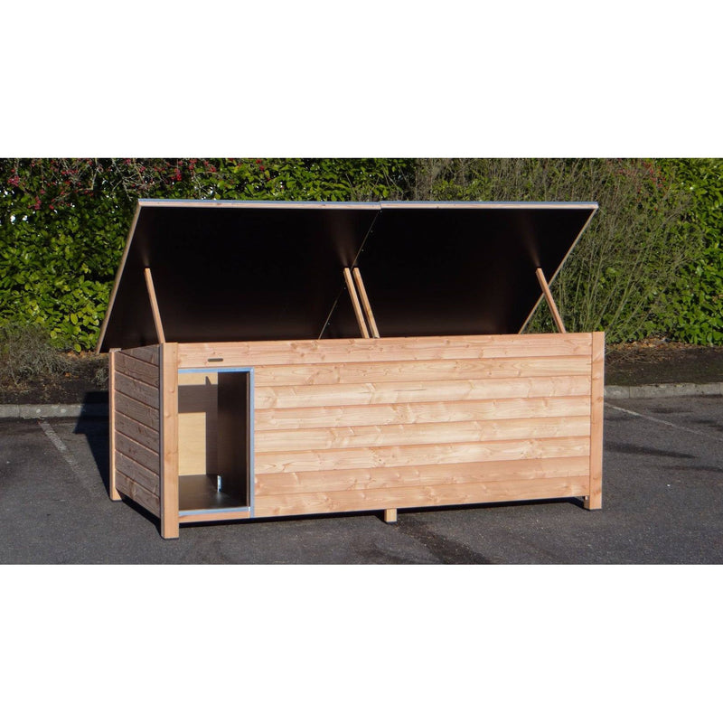 Garten-Aufbewahrungsbox aus Naturholz mit aufgeklapptem Deckel, linkes Innenfach sichtbar, rechteckige Holzkiste auf Asphalt vor einer Hecke.