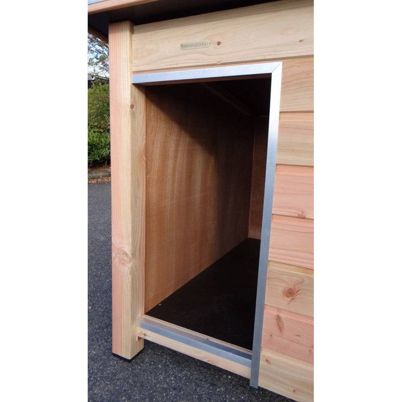 Kleines Gartenhaus aus Naturholz mit offener Eingangsöffnung, silbernem Metallrahmen, Innenseiten aus Holzplatten und dunklem Boden; äussere Verkleidung aus horizontalen Holzbrettern.