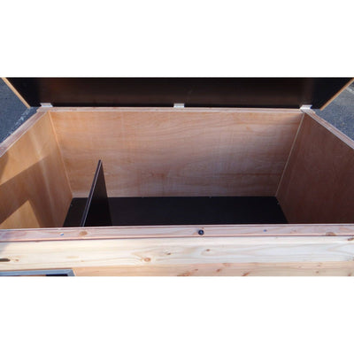 Offene Holzkiste aus Sperrholz mit innerer Trennwand und schwarzem Boden, von oben aufgenommen.