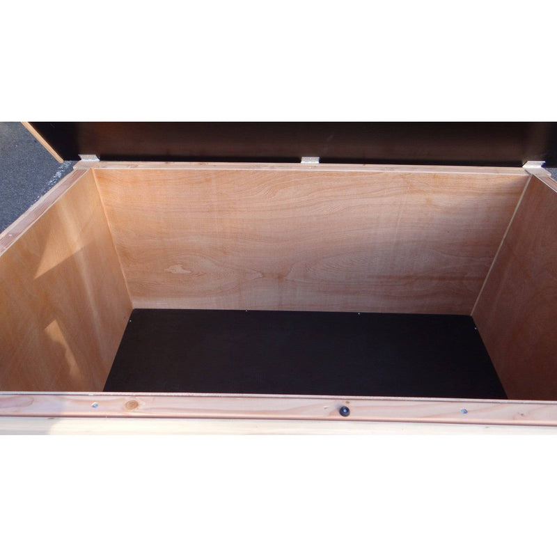 Offene Holzkiste aus Sperrholz mit hellen Seitenwänden und schwarzem Boden – Innenraum sichtbar.