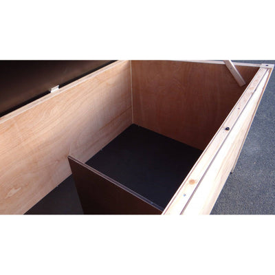 Offene Holzkiste aus Holzplatten mit leerem Innenraum und dunklem Boden, Blick von oben