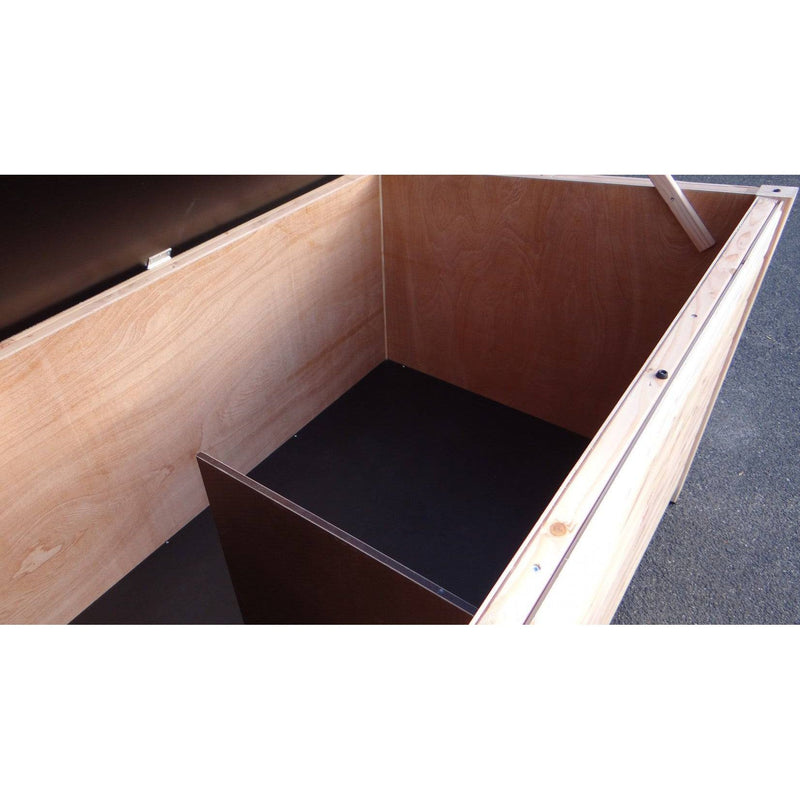 Offene Holzkiste aus Holzplatten mit leerem Innenraum und dunklem Boden, Blick von oben