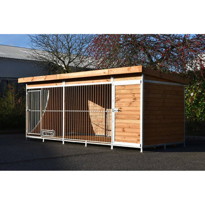 Grosser Hundekäfig aus Holz und Metall mit Gittertüren und Türverschluss, steht im Freien auf Asphalt.