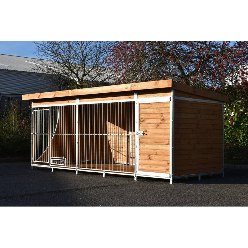 Grosser Hundekäfig aus Holz und Metall mit Gittertüren und Türverschluss, steht im Freien auf Asphalt.
