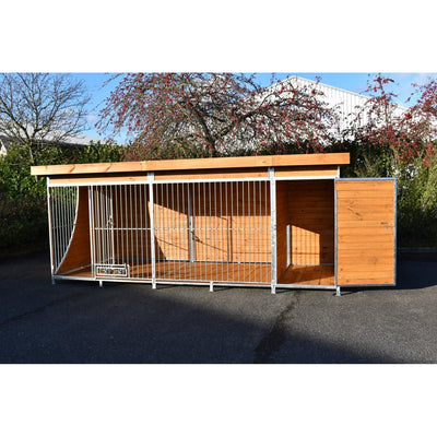 Mehrteiliger Hundekennel aus Metallrahmen mit Holzwänden, drei Abschnitte, steht auf Asphalt im Freien mit Bäumen im Hintergrund.