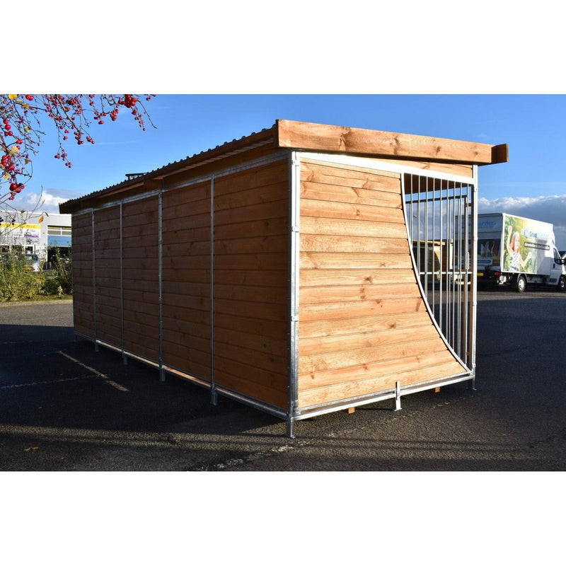 Mobiler Hundekäfig aus Holzplatten mit Metallrahmen und halbrundem Gittertor auf Parkplatz