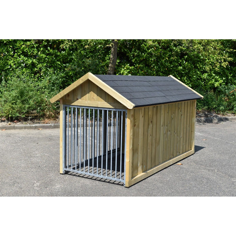 Holz-Hundehütte mit Gittertür und schwarzem Schindeldach auf Asphalt vor grüner Hecke.