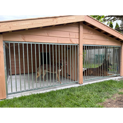 Holz-Hundezwinger mit Metallstäben; zwei Hunde – der eine braun-weiss stehend, der andere braun-schwarz liegend – im Garten.