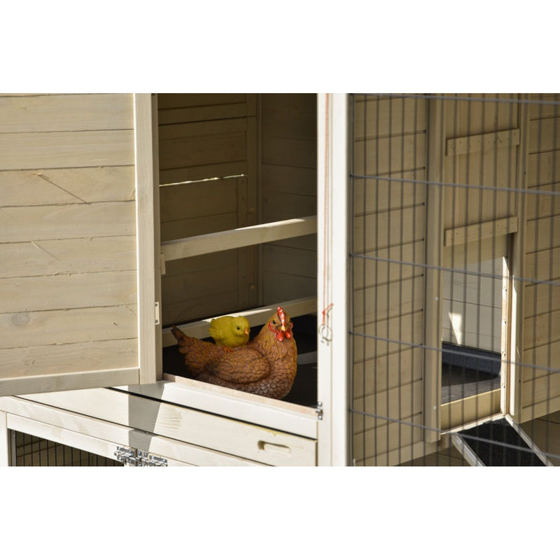 Zwei Hühner, gelb und braun, sitzen in einem offenen Holz-Hühnerstall mit Drahtgitter an der Seite; Sonnenlicht fällt auf die Szene.
