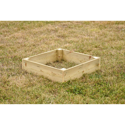 Quadratisches Holzgartenbeet aus Latten auf grünem Rasen