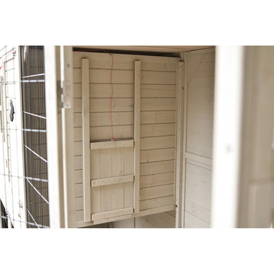 Innenansicht eines hellen Holzschuppens/Gartenhauses: Holzwände mit vertikalen Pfosten und querliegenden Brettern, eine rote Schnur mit Metallring hängt von oben, links ist ein Drahtgitter sichtbar.