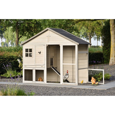 Holz-Hühnerstall mit schrägem Dach und Drahtauslauf; mehrere Hühner und ein Hahn im Garten vor Grünflächen und Kiesweg.