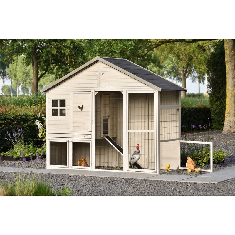 Holz-Hühnerstall mit schrägem Dach und Drahtauslauf; mehrere Hühner und ein Hahn im Garten vor Grünflächen und Kiesweg.