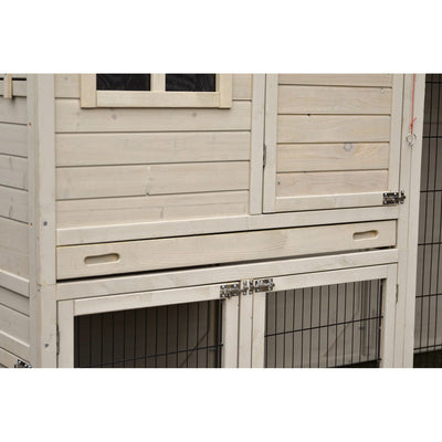 Beigefarbener Holz-Hühnerstall mit Fenster, Holztüren und darunter liegendem Drahtgitter-Auslauf.