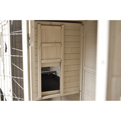 Beige Holzwand mit offener Holztürklappe in einer Holzkonstruktion; Einblick in den dunklen Innenraum.