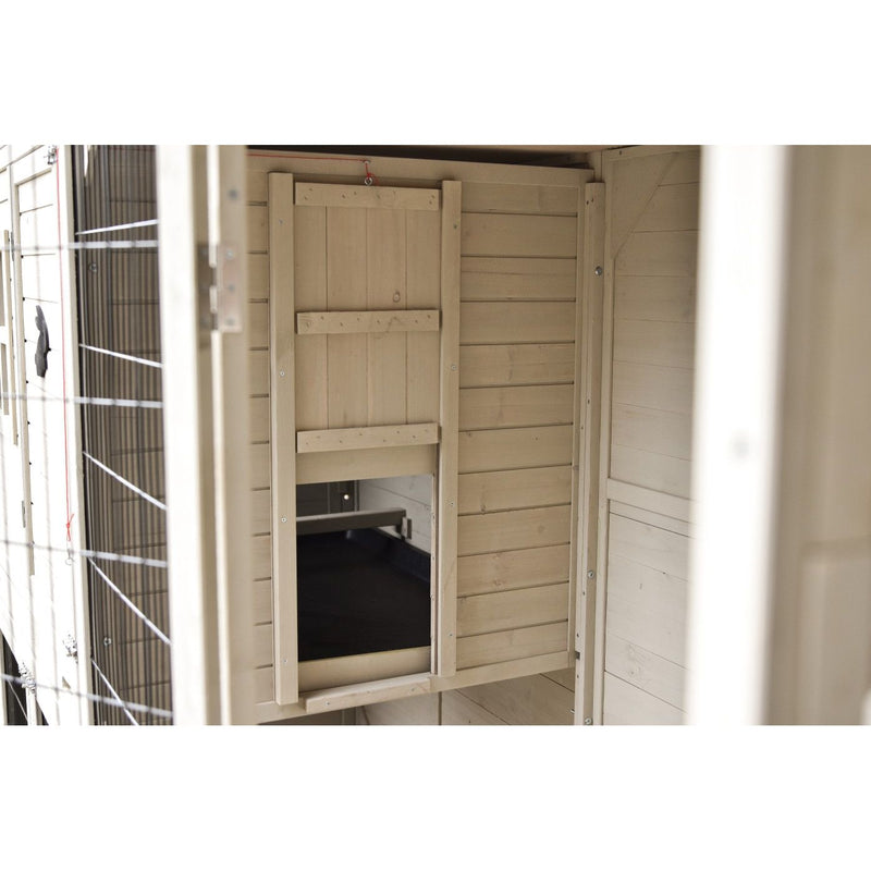 Beige Holzwand mit offener Holztürklappe in einer Holzkonstruktion; Einblick in den dunklen Innenraum.