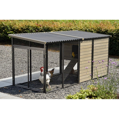 Hühnerstall mit Metallrahmen, Drahtgehege und Holzverkleidung; Hahn und Hühner im Auslauf auf Kies, Gartenpflanzen im Hintergrund.