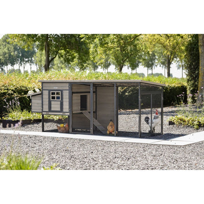 Hühnerstall mit Drahtgehege im Garten, Kiesboden, zwei Hühner im Gehege.