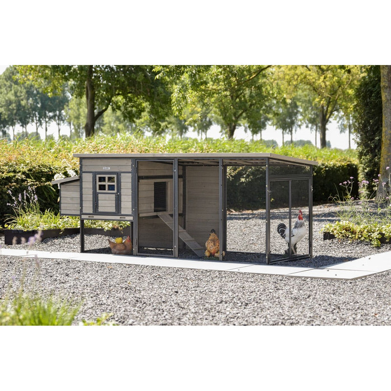 Hühnerstall mit Drahtgehege im Garten, Kiesboden, zwei Hühner im Gehege.