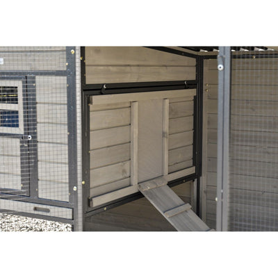 Holz-Kleintierstall mit Metallrahmen und Drahtgitter, Innenbereich mit Rampe und Zugangstür, geeignet für Hühner oder Kaninchen.