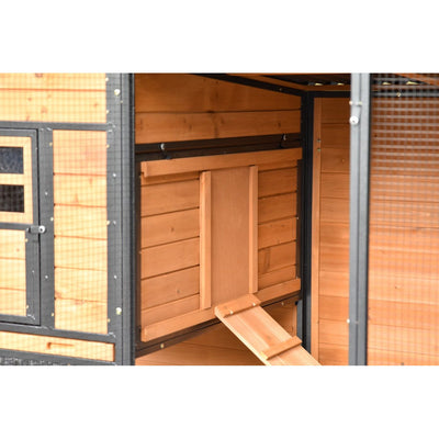 Hühnerstall aus Holz mit Rampe, Innenraum aus Holzbrettern und Metallrahmen.